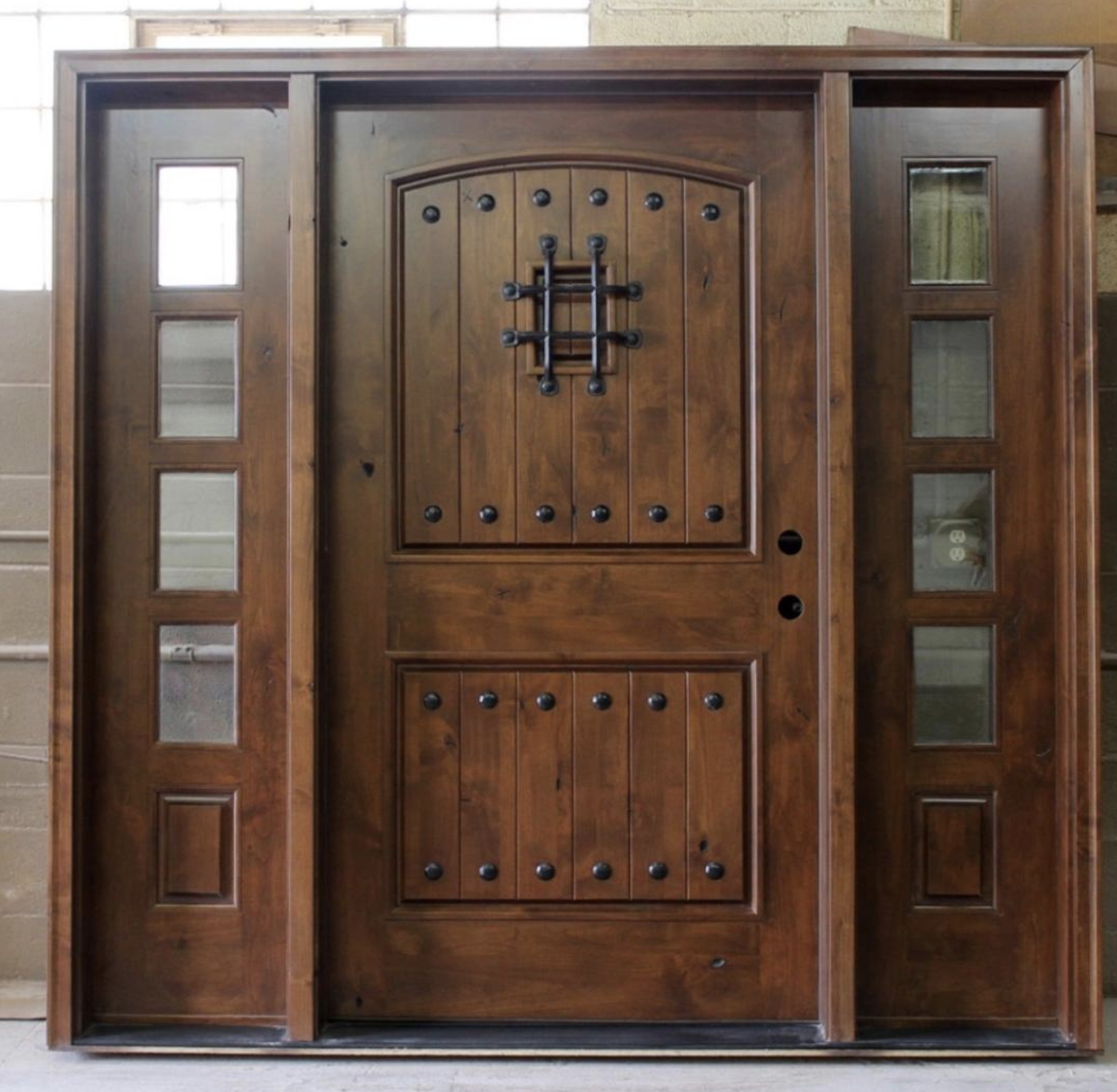Steves-&-Sons-(stained)-Mahogany-wood-door-with-Speakeasy-and-clavos-nails